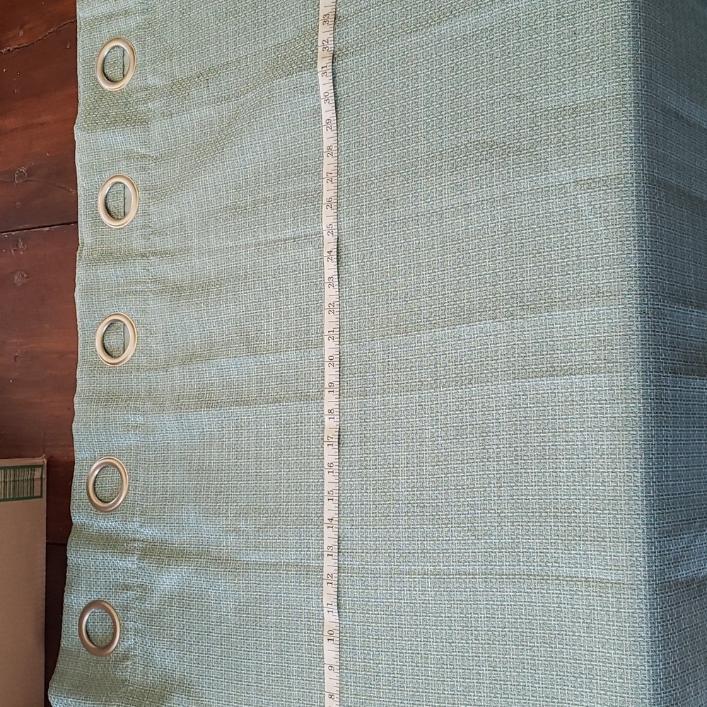 Like new 2pc drapes/ curtains. Blackout. Excellent quality
